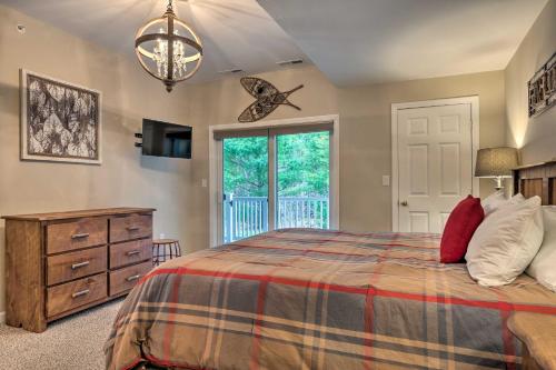 Relaxing Lincoln Condo with Fireplace and Shuttle Relaxing Lincoln Condo with Fireplace and Shuttle
