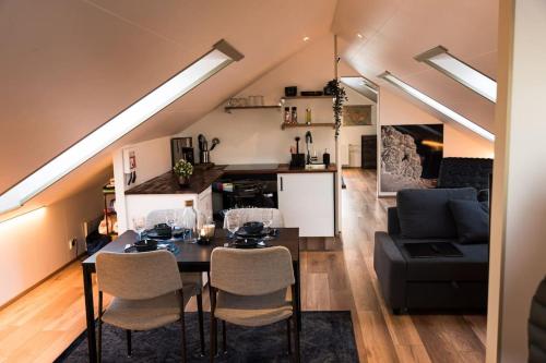 Scenic Penthouse - Ocean view & skylight windows