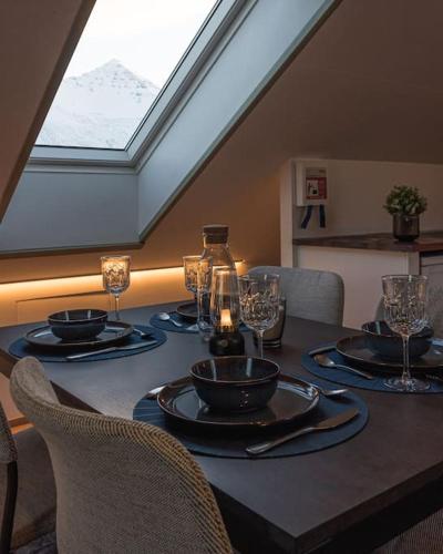 Scenic Penthouse - Ocean view & skylight windows