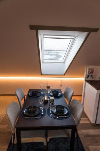 Scenic Penthouse - Ocean view & skylight windows