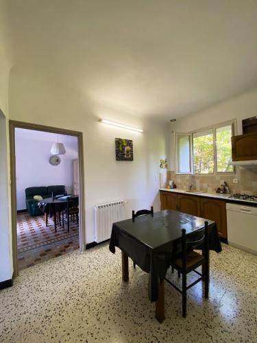 廚房, Maison charmante à Orgnac-l'Aven avec piscine partagée. (Maison charmante a Orgnac-l'Aven avec piscine partagee.) in 奧爾尼亞克拉旺