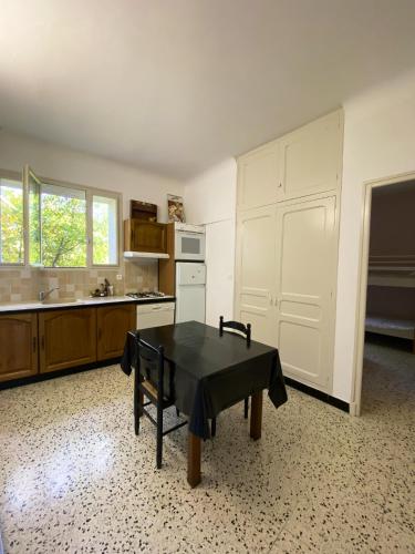 廚房, Maison charmante à Orgnac-l'Aven avec piscine partagée. (Maison charmante a Orgnac-l'Aven avec piscine partagee.) in 奧爾尼亞克拉旺