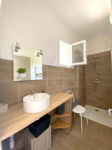 浴室, Maison charmante à Orgnac-l'Aven avec piscine partagée. (Maison charmante a Orgnac-l'Aven avec piscine partagee.) in 奧爾尼亞克拉旺