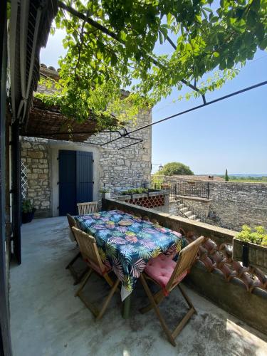 陽台/露台, Maison charmante à Orgnac-l'Aven avec piscine partagée. (Maison charmante a Orgnac-l'Aven avec piscine partagee.) in 奧爾尼亞克拉旺
