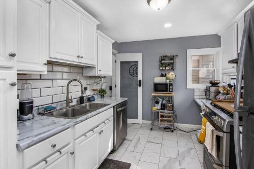 Boho cozy home, quiet, free parking private room unless specified in Kalamazoo, USA