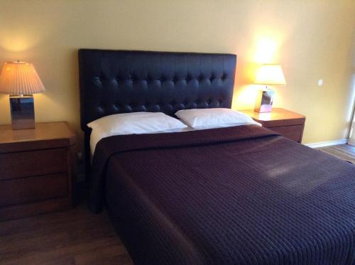 1 queen bed, 1 twin bed