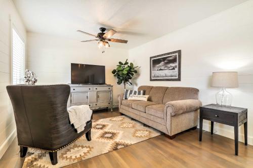 Cozy Farmhouse-Style Cottage by Mighty 5 Ntl Parks - image 3