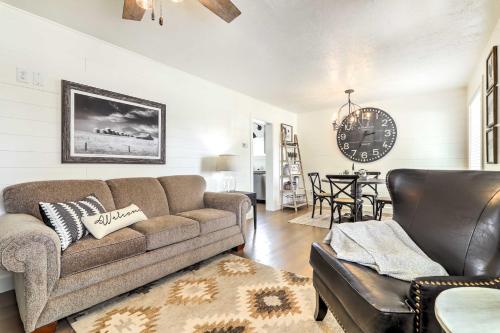 Cozy Farmhouse-Style Cottage by Mighty 5 Ntl Parks - image 7