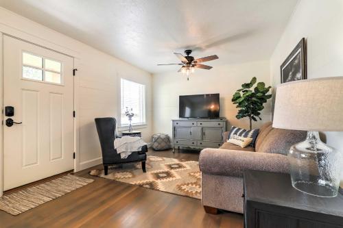 Cozy Farmhouse-Style Cottage by Mighty 5 Ntl Parks - image 10