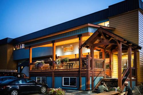 The Raging Elk Adventure Lodging - Accommodation - Fernie