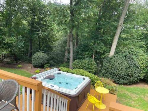 Lux Family Xcape with HotTub Fireplace Deck BBQ