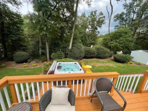 Lux Family Xcape with HotTub Fireplace Deck BBQ