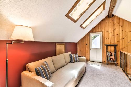 Black Mountain Cabin with Screend Porch and Scenic View - image 11