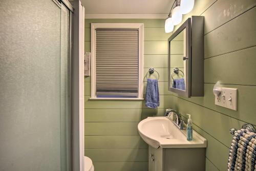 Updated Bristol Lakehouse with Kayaks and Beach Access - image 11