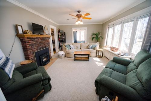 Spacious three bedroom home with a large deck! - Columbus