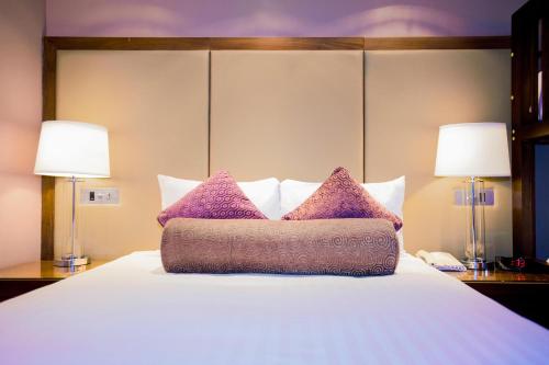 1 queen bed, 2 twin beds