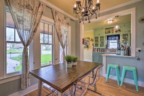 Adorable Cottage Smart TVs Kitchen 1 Mi to Dtwn - image 10