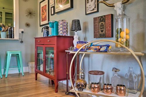 Adorable Cottage Smart TVs Kitchen 1 Mi to Dtwn - image 9