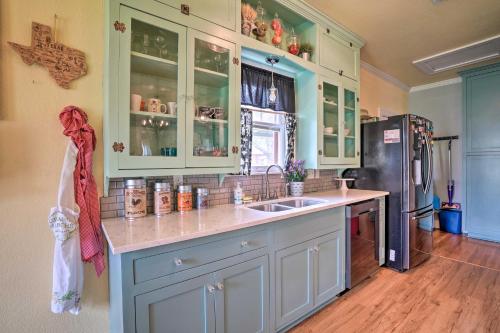 Adorable Cottage Smart TVs Kitchen 1 Mi to Dtwn - image 11