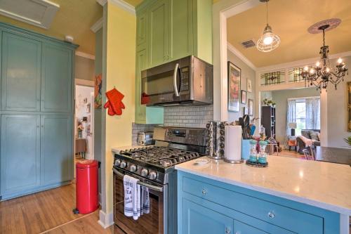 Adorable Cottage Smart TVs Kitchen 1 Mi to Dtwn - image 14