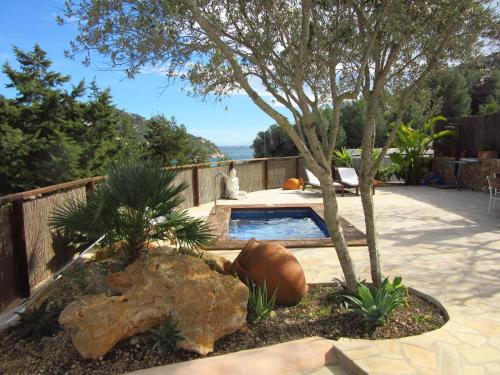 Fantastic villa with large warm Whirlpool in the garden and vieuw at the sea