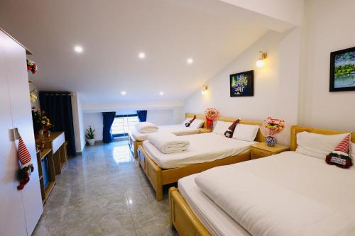 3 double beds