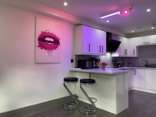 Modern Spacious 1 Bed Apartment with Free Parking in Trendy Inner London Suburb 15 mins walk to Victoria Line Underground then 20 mins to Oxford Street "West End of London" or 10 mins walk to Overground and 10 mins to London Liverpool St "City of London"