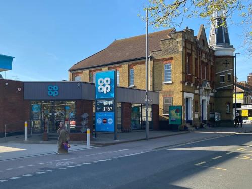 Modern Spacious 1 Bed Apartment with Free Parking in Trendy Inner London Suburb 15 mins walk to Victoria Line Underground then 20 mins to Oxford Street West End of London or 10 mins walk to Overground and 10 mins to London Liverpool St City of London, Londyn (zdjęcie 3)