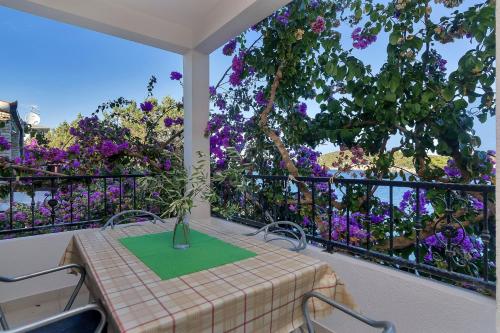 One-Bedroom Apartment with Balcony