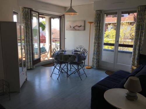 Grand studio en hyper-centre de Cabourg avec balcon, proche plage, parking, et prestations disponibles - FR-1-487-327 - Cabourg