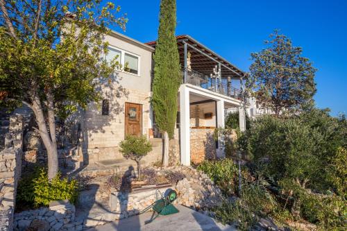  Apartments by the sea Vinisce, Trogir - 8659 in Vinišće