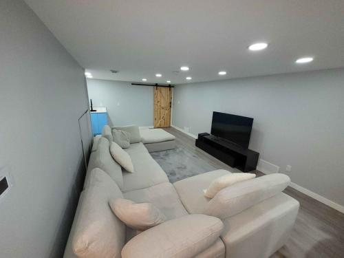 Gorgeous Basement Apartment