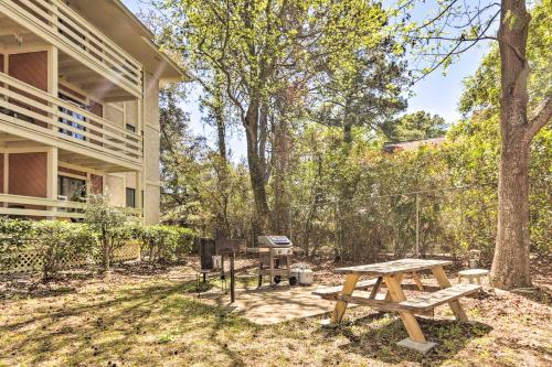 Hilton Head Condo Community Pool and Hot Tub! in 힐튼 헤드 아이랜드 (SC)