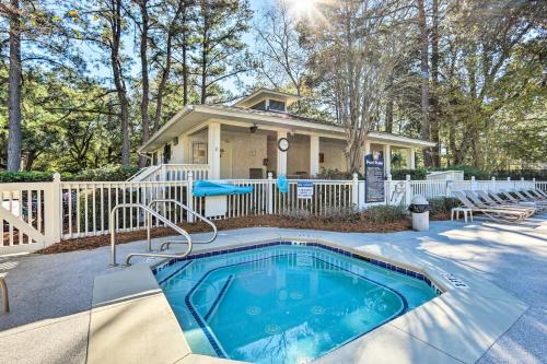 Hilton Head Condo Community Pool and Hot Tub! in 힐튼 헤드 아이랜드 (SC)