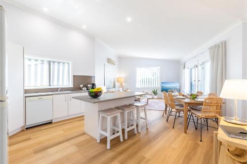 Küche, Dukes , 31 Gloucester St - spectacular water views and the added comfort of air conditioning and Wi- in Port Stephens