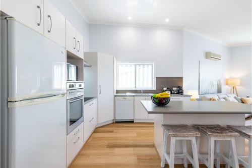 Küche, Dukes , 31 Gloucester St - spectacular water views and the added comfort of air conditioning and Wi- in Port Stephens