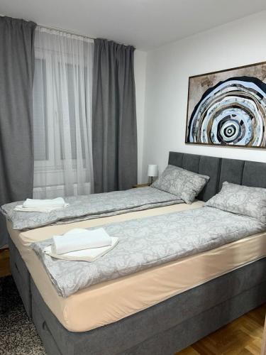 1 queen bed, 1 sofa bed