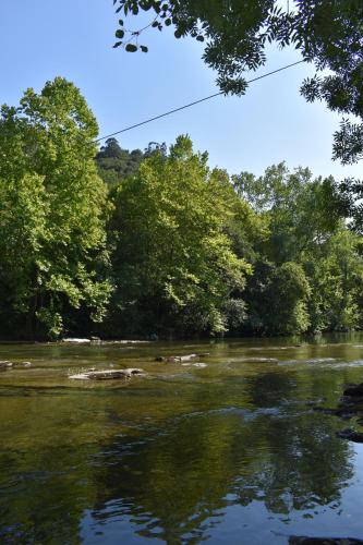 LA ANTIGUA CUADRA precioso apartamento de piedra con jardín, barbacoa y acceso al río