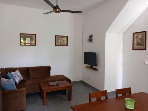 Shared lounge/TV area, Li's Apartment in Kalalgoda