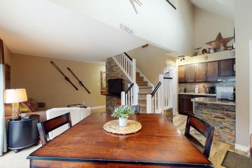 Mountain Loft Magic: Pool, Hot Tub, Tennis, Blue Mountains (photo 3)