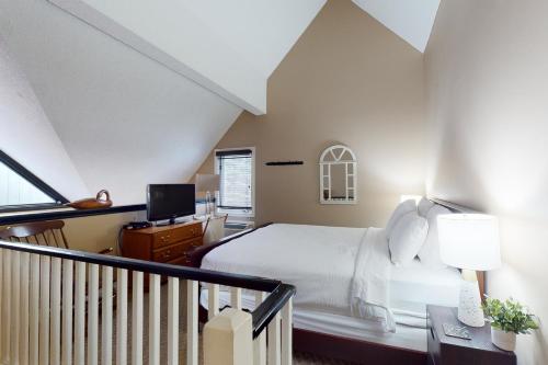 Mountain Loft Magic: Pool, Hot Tub, Tennis, Blue Mountains (photo 9)