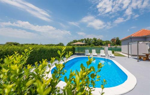 Holiday Home Flora with pool