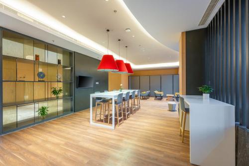 413767931 Holiday Inn Express Xinji City Center by IHG