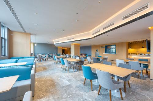 413767934 Holiday Inn Express Xinji City Center by IHG