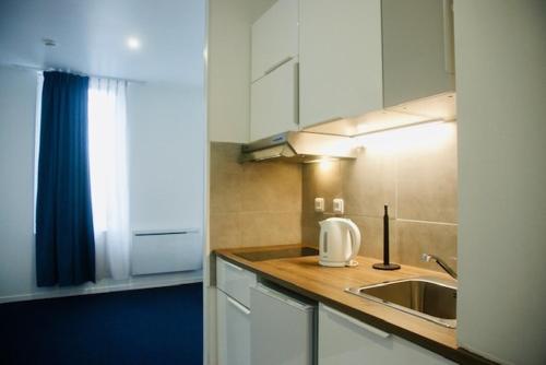 Kitchen, Appart' hotel 7 sensation in Bougival