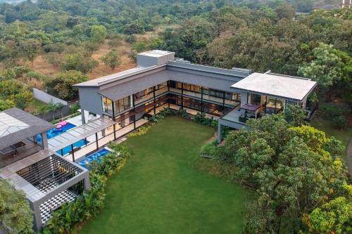 The Charcoal Villa by StayVista - A Luxurious coastal retreat with pool, snooker, TT, foosball Alibaug