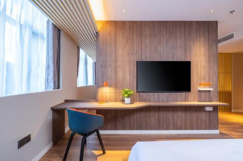 413775343 Holiday Inn Express Xinji City Center by IHG