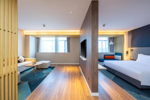 413775348 Holiday Inn Express Xinji City Center by IHG