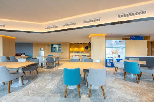 413775370 Holiday Inn Express Xinji City Center by IHG