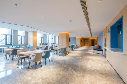 413775378 Holiday Inn Express Xinji City Center by IHG
